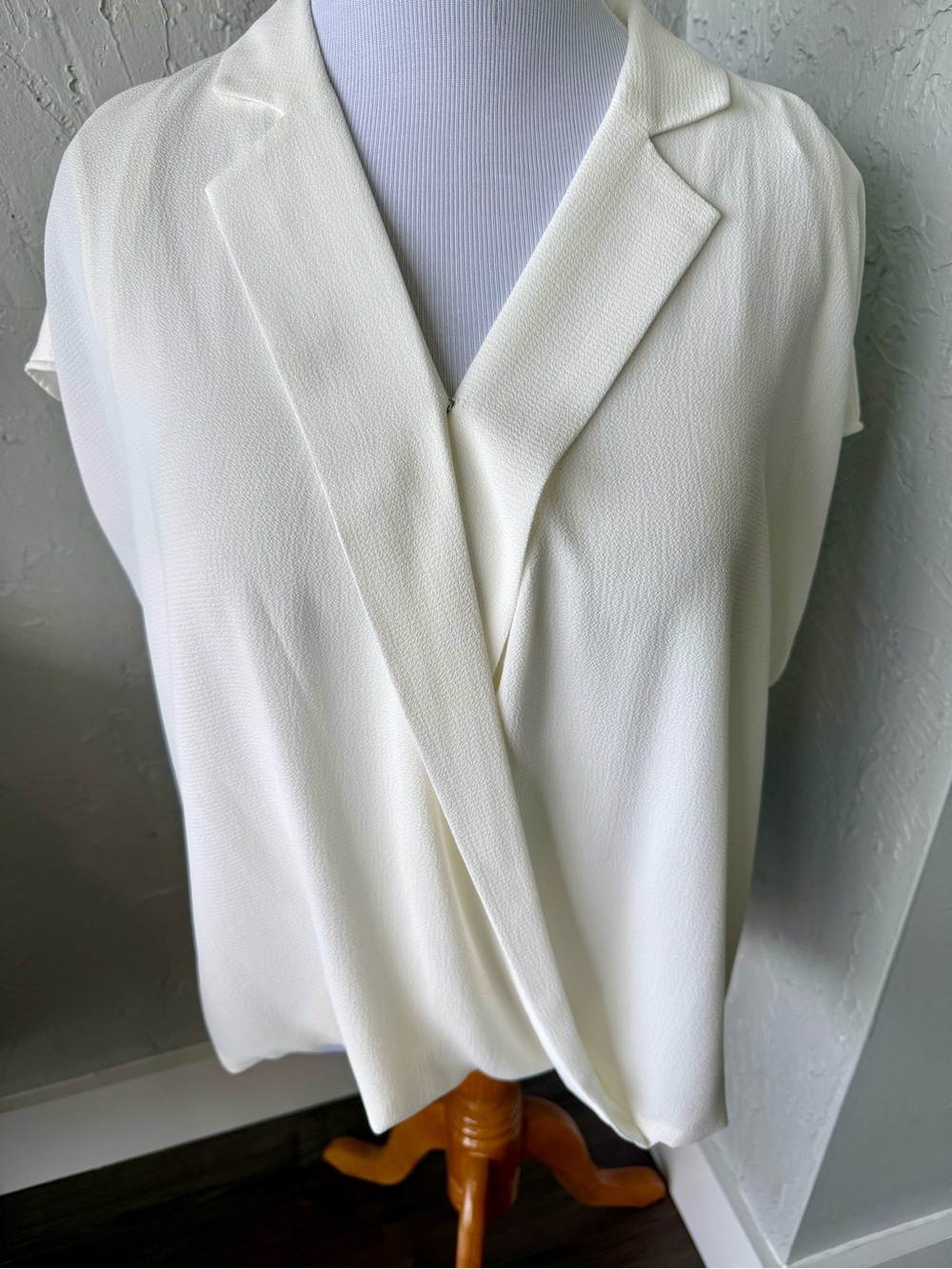 NWT, Vince Camino Classic Women's White  Blouse